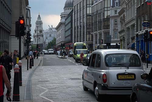 Londyn City, ulica Watling St. z widokiem na katedrę św. Pawła